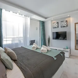 https://modern-studio-with-a-sea-view-and-pool-access.in-canary-islands.com